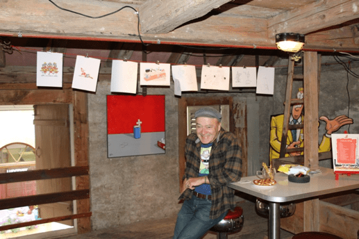 Der Cartoon Künstler Walter Hollenstein in seinem Atelier in Murten, Schweiz. 